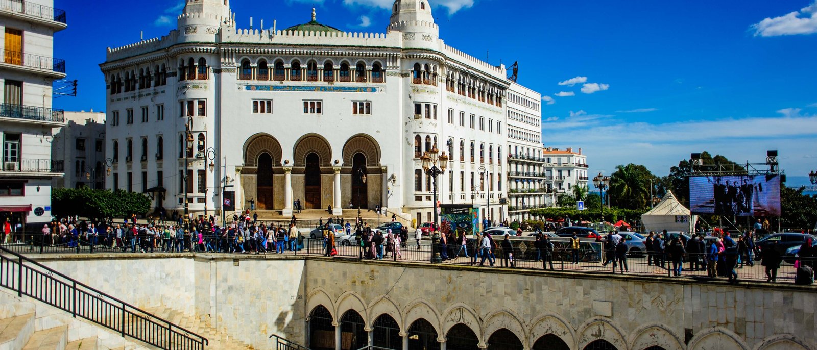 Alger vue depuis la baie : la Casbah et les immeubles blancs du front de mer.