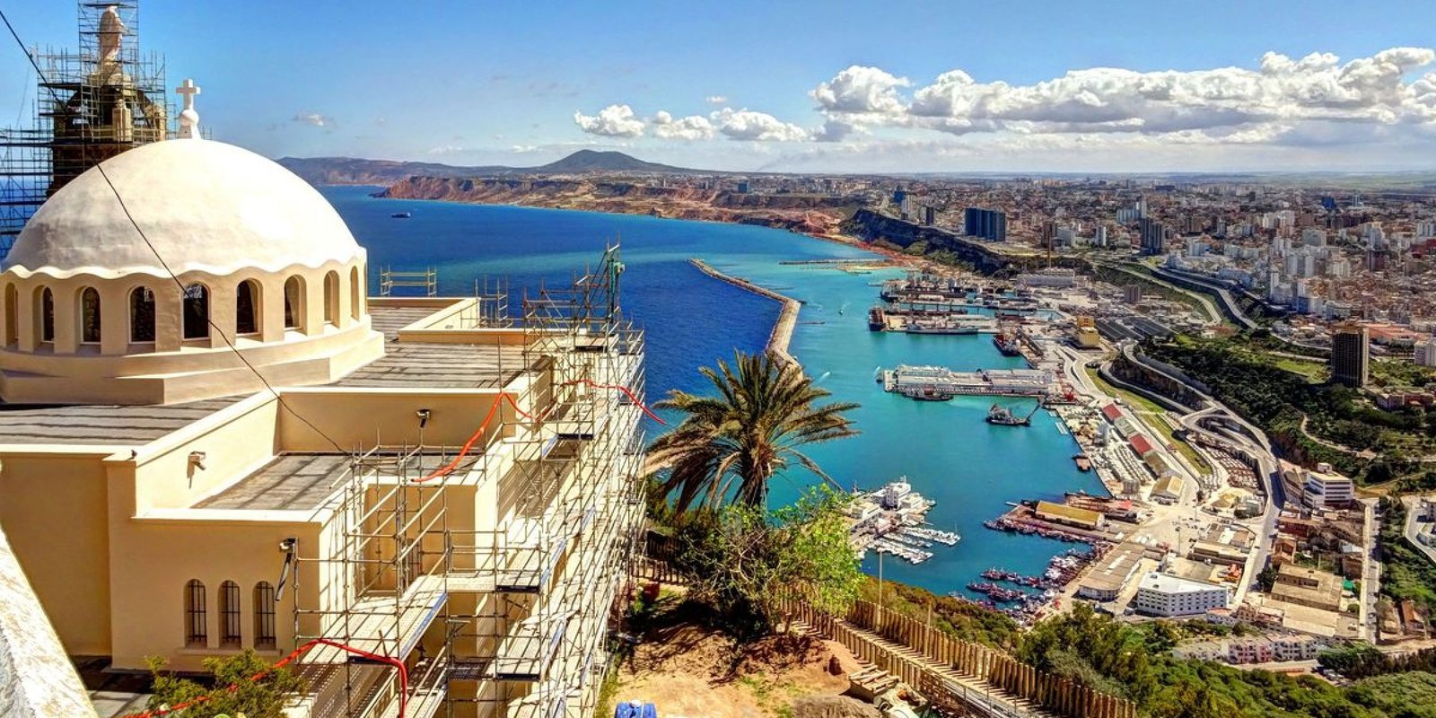 Le front de mer d’Oran et le fort de Santa Cruz sur la hauteur.