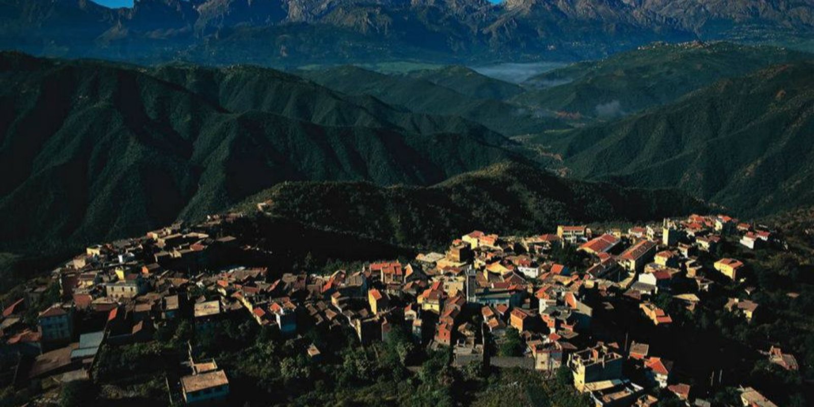 Les villages perchés de Kabylie sous les crêtes du Djurdjura.