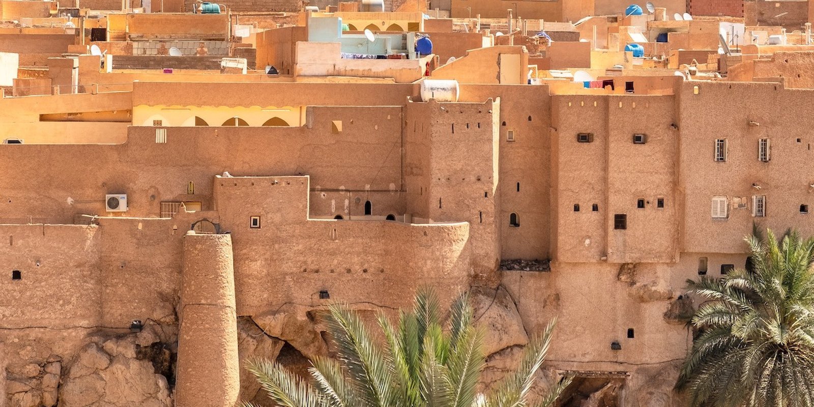 Le ksar du M’Zab à Ghardaïa : maisons ocre en terrasses serrées autour de la mosquée.