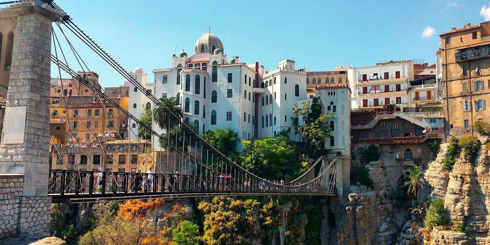Constantine — Trois millénaires accrochés à un rocher entaillé par le Rhumel, sept ponts jetés sur les gorges, et le Malouf qui monte des cafés à la nuit tombée.