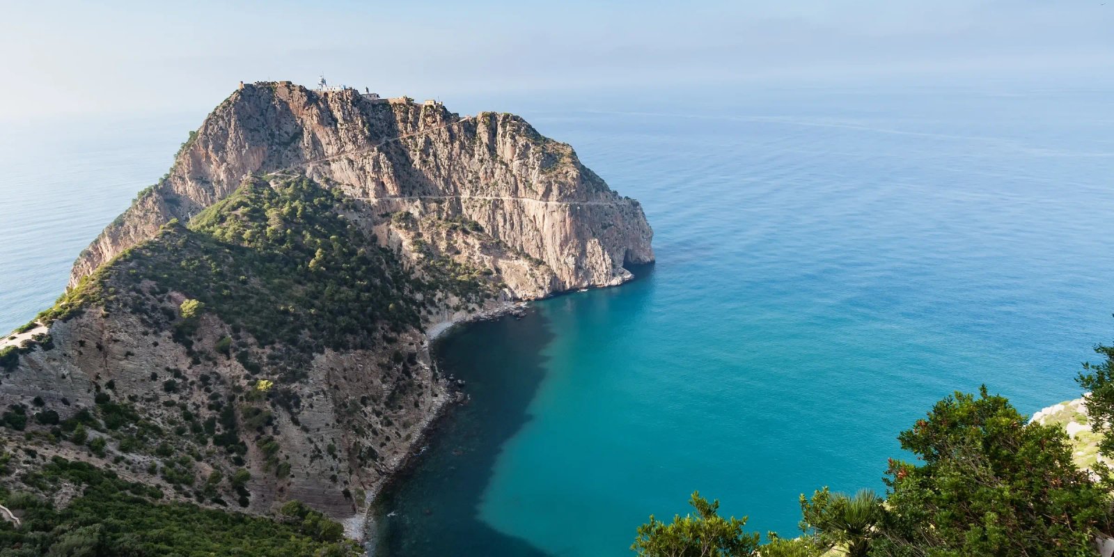 Béjaïa — Port millénaire adossé au Gouraya, sanctuaire des macaques berbères et porte d'une des plus belles corniches d'Algérie.