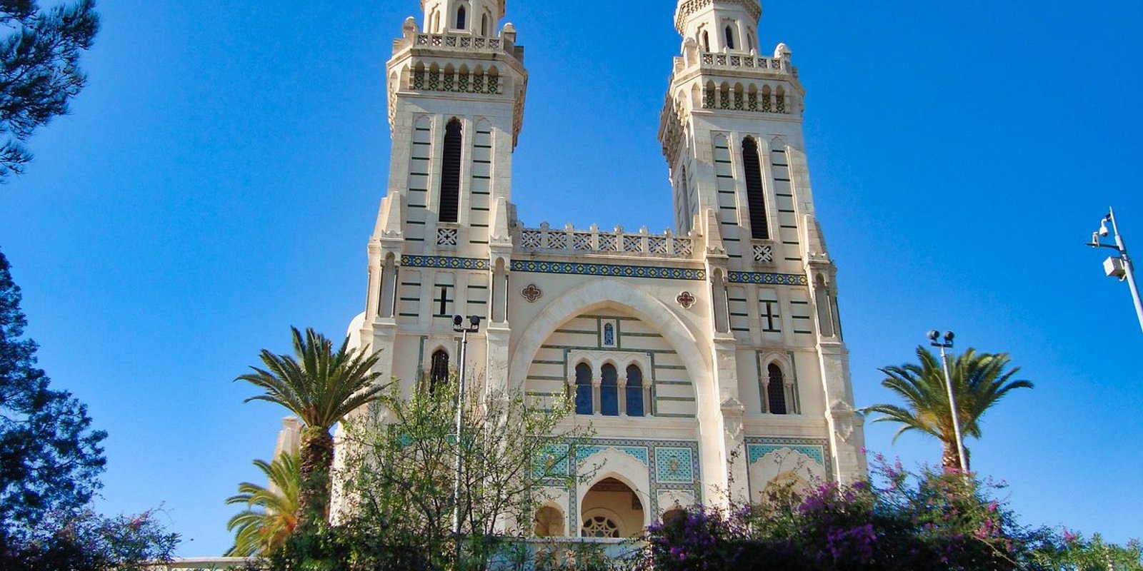 Annaba — Basilique dominant les ruines d'Hippone, corniche ouverte sur la Méditerranée, arrière-pays boisé de Séraïdi : héritage romain, mémoire chrétienne et douceur balnéaire.