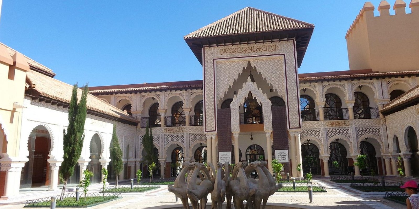 Tlemcen — Ancienne capitale zianide perchée à 800 mètres, ville de mosaïques, de cerisiers et de chants garnati. Un art de vivre suspendu entre le Maghreb et al-Andalus.