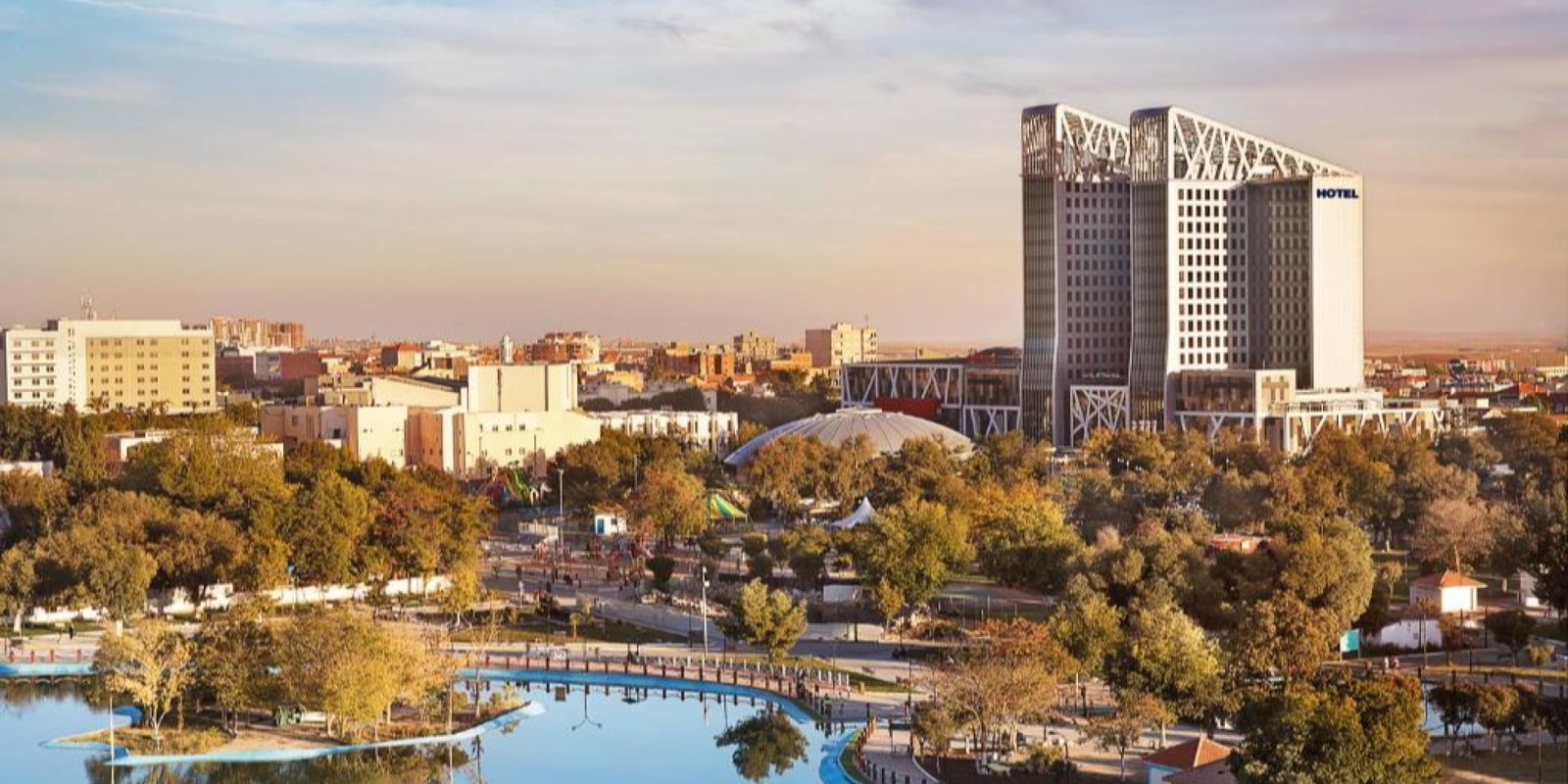 Sétif — À 1100 mètres d'altitude, une ville d'affaires et d'université qui garde en lisière l'un des plus beaux sites romains du Maghreb : Djemila, l'ancienne Cuicul.