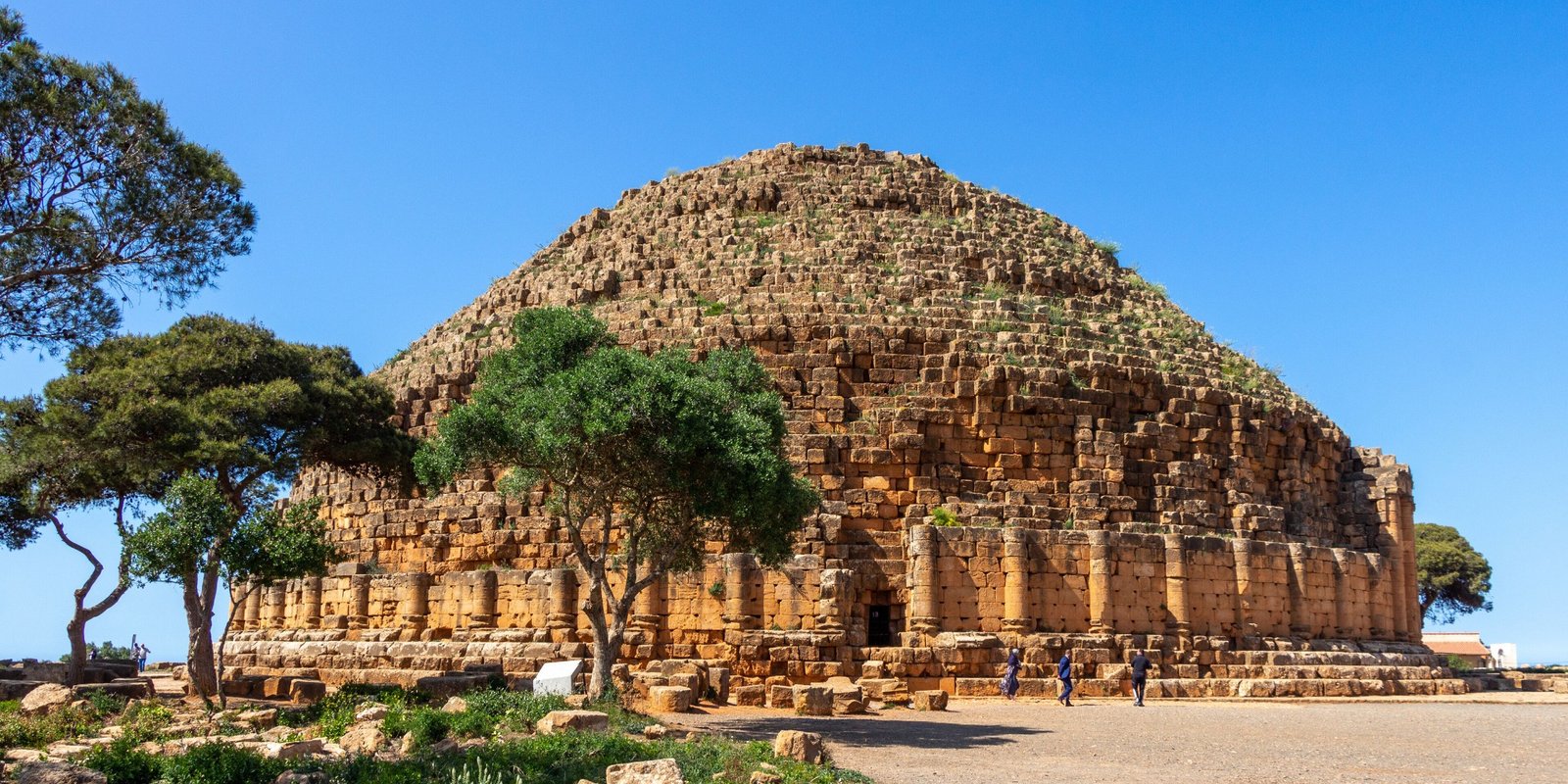 Tipaza — Un site romain posé sur la falaise, le Chenoua en toile de fond et des plages à vingt minutes : on vient à Tipaza pour marcher dans les deux à la fois.