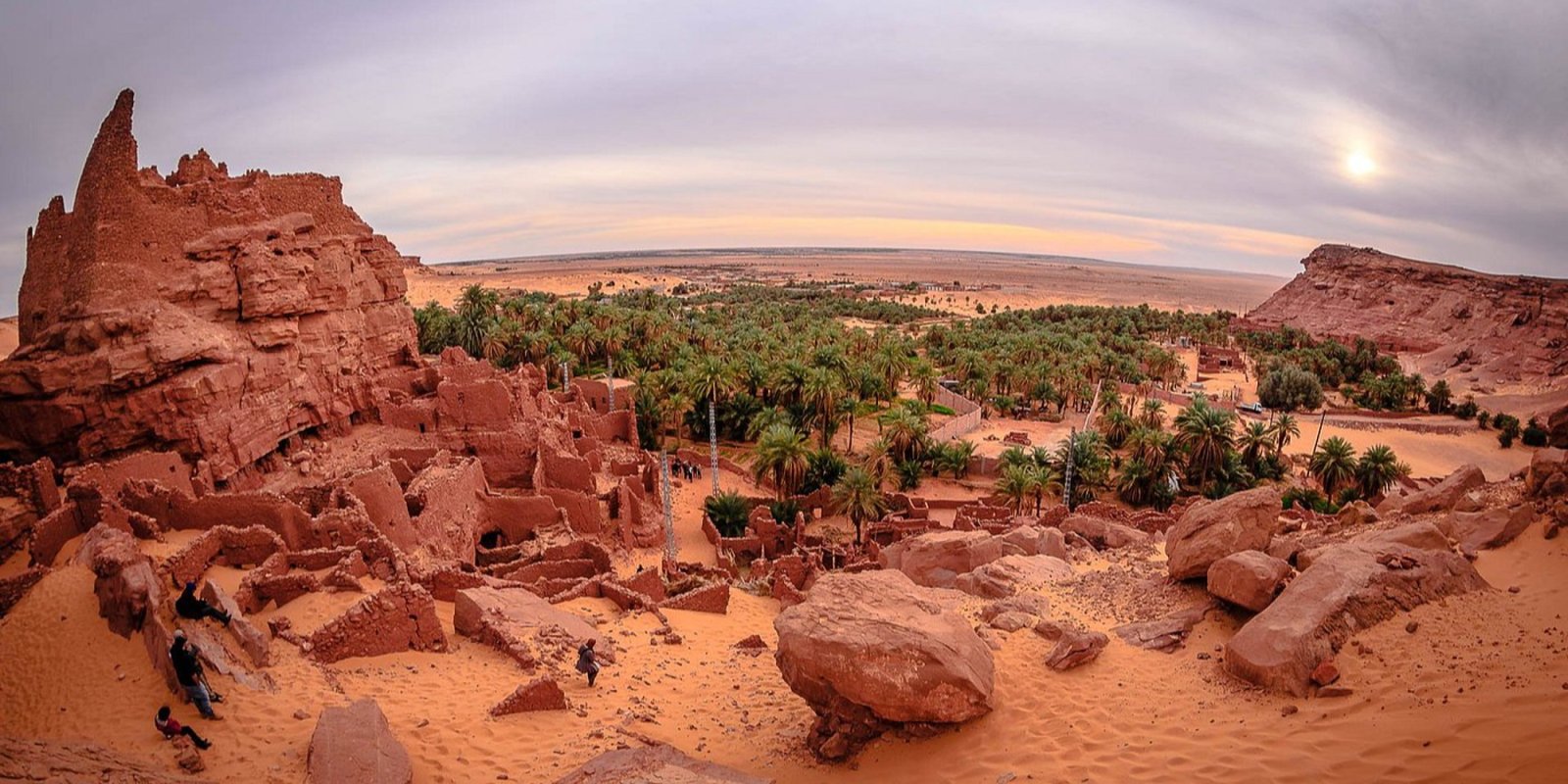 Timimoun — Une oasis posée au bord de l'erg, des ruelles couvertes en terre ocre et des jardins qui vivent d'une eau amenée de loin, sous terre.