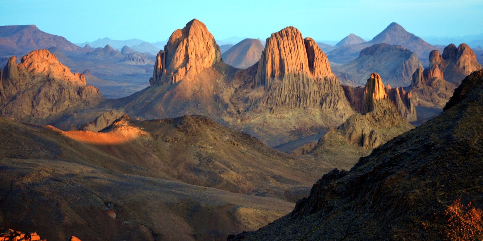 Tamanrasset — Des volcans usés, des jardins en terrasses et un lever de soleil à l'Assekrem qu'on attend dans le froid : le Hoggar se marche, il ne se traverse pas.