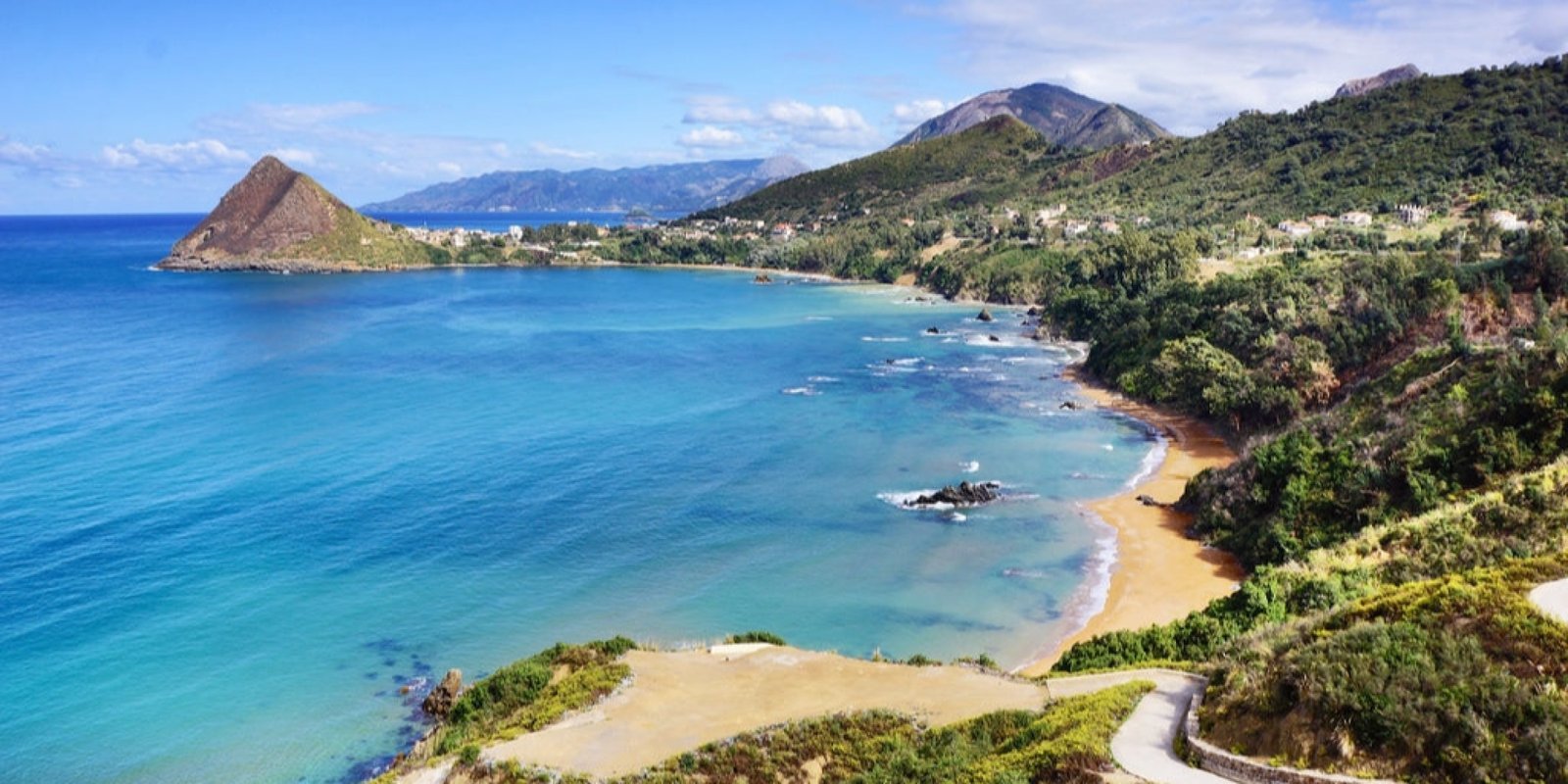 Jijel — Cent kilomètres de corniche entre falaise et chêne-liège, des criques qu'on n'atteint qu'en barque, et une eau qui reste chaude jusqu'en octobre.
