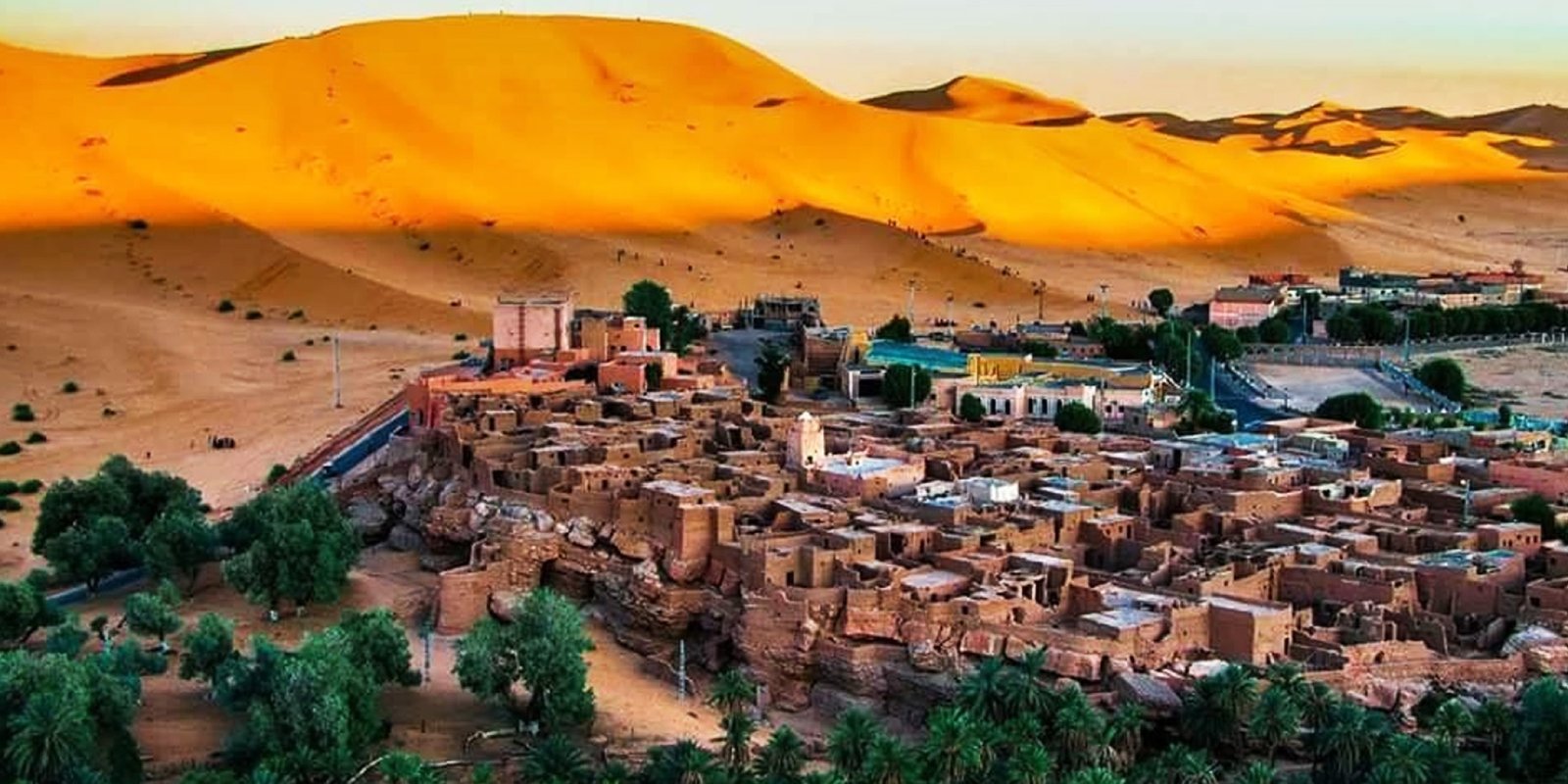 Béchar — Un ksar de pisé accroché à son rocher, des dunes qui butent contre les palmiers, et une ville minière qui n'a pas fini de raconter son charbon.