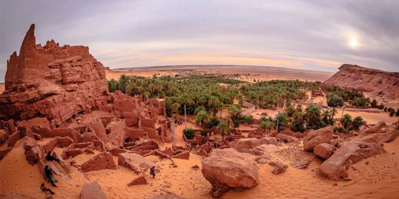 Adrar — On vient au Touat pour marcher dans des ksour de banco, suivre le fil des foggaras jusqu'aux palmeraies, et voir le désert changer de couleur au couchant.