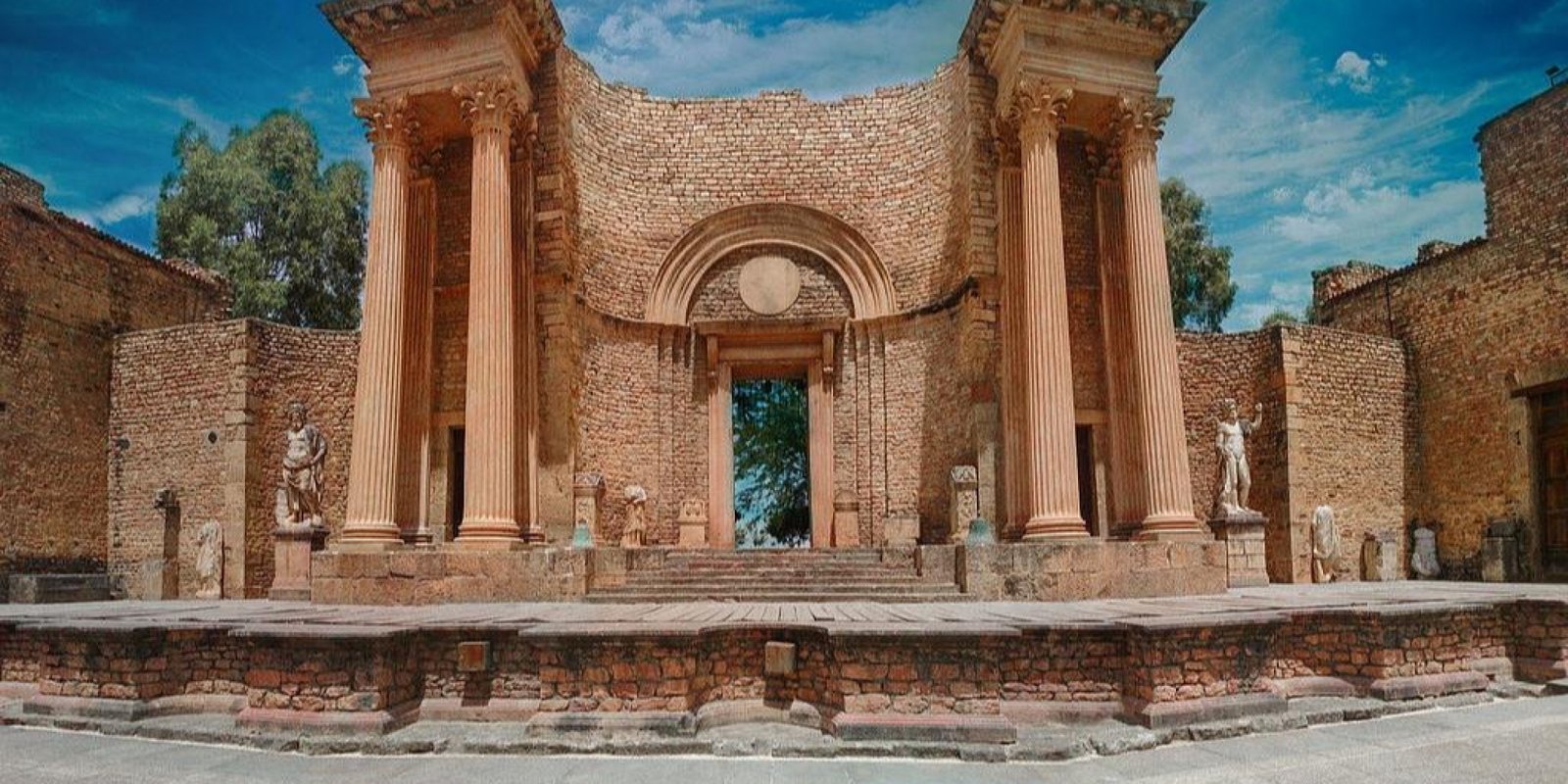 Guelma — Une vallée verte à une heure de la mer, où l'eau jaillit à près de 98 °C sur un escalier de travertin, entre gradins romains et dolmens.