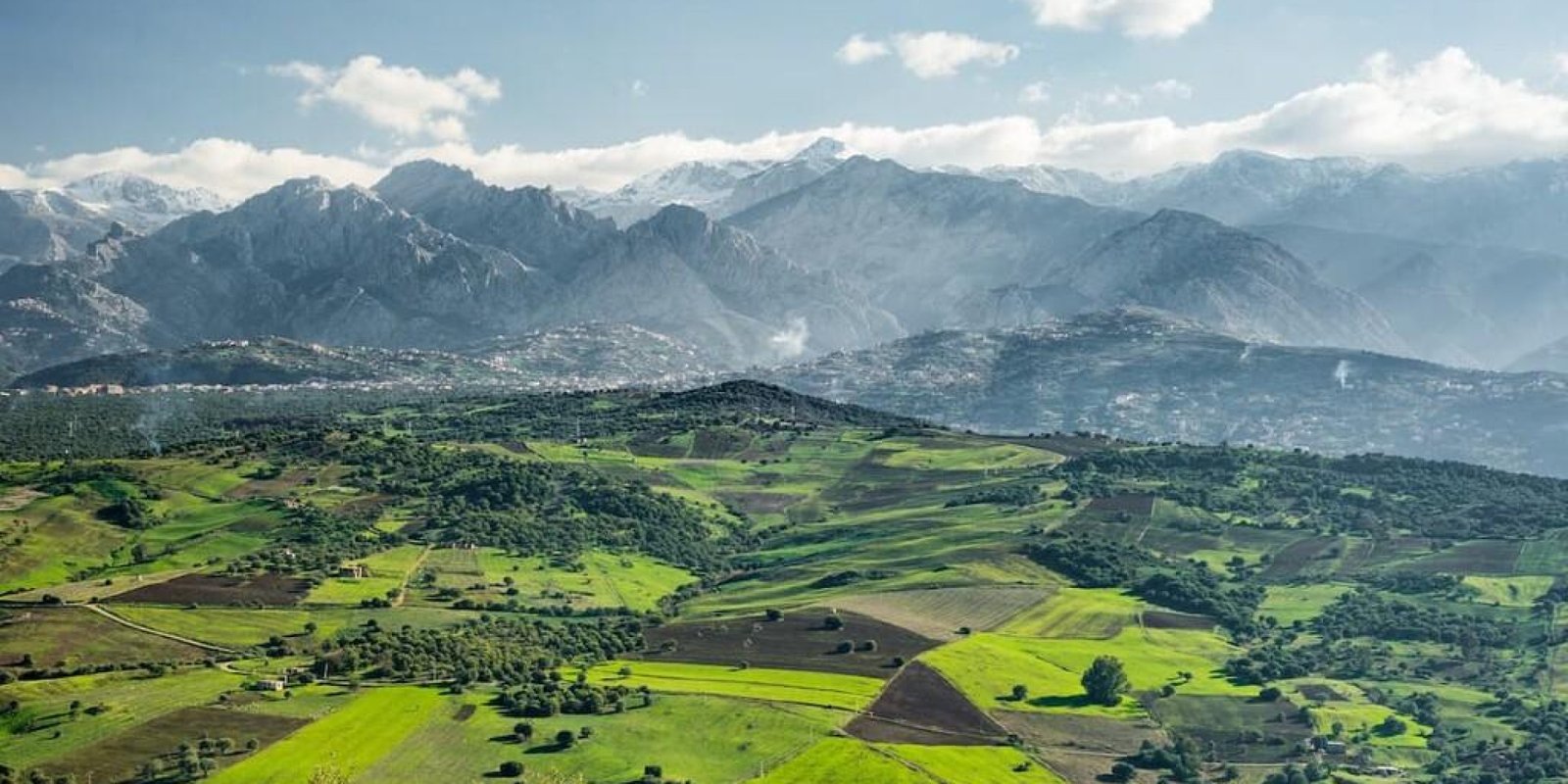 Bouira — On vient à Bouira pour monter : Tikjda, les crêtes du Djurdjura, la neige en février et les sentiers qui sentent le cèdre au printemps.