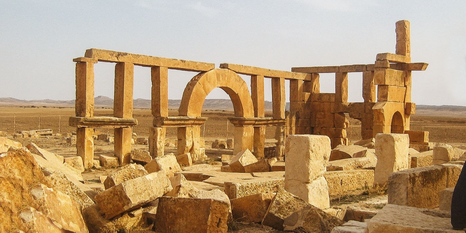 Tébessa — À Tébessa, l'arc de Caracalla, le temple de Minerve et les remparts byzantins ne sont pas un site à l'écart : ils sont dans la ville, entre les immeubles.