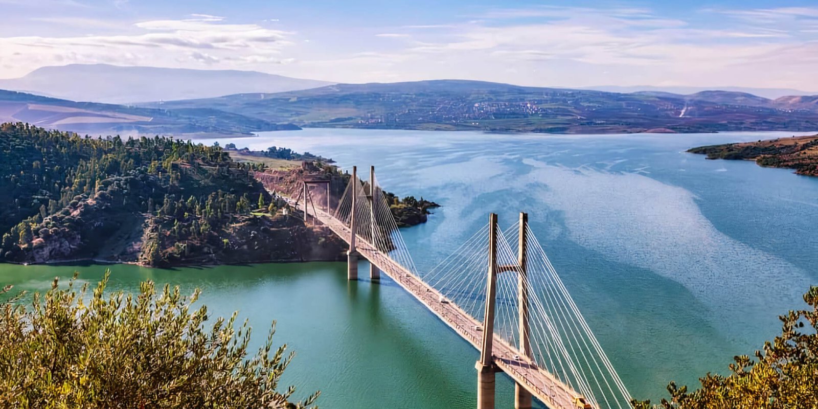 Mila — Un barrage qui a noyé toute une vallée, une vieille ville dans ses remparts, et des routes de crête entre Constantine et la mer de Jijel.
